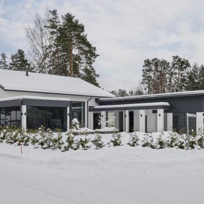 Katettu käytävä yhdistää asunnon ja autosuojan